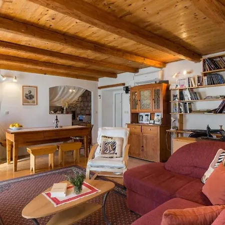 Apartamento House Kocan-four Bedroom With Terrace And Swimming Pool *